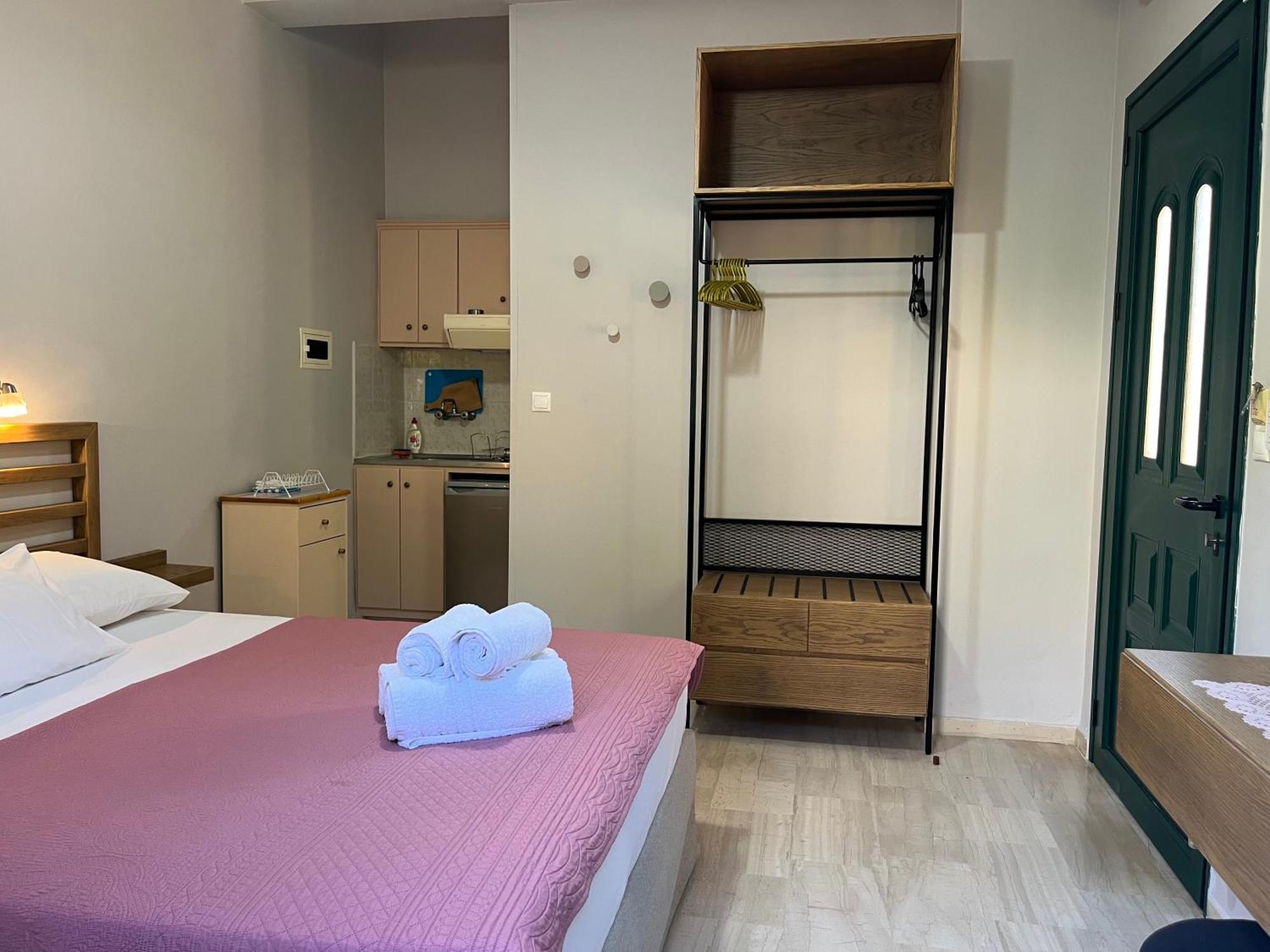 George Studios Vasiliki  Bilik gambar